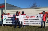 Przedstawiciele Inicjatywy Pracowniczej pod zakładem Danfoss w Grodzisku (Grodzisk Mazowiecki, 18.02.2022)