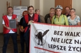Pikieta portierów i portierek w budynku przy ul. Ratajczaka 44 w Poznaniu w 2019 r.