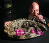 Jeff Bezos spożywający jaszczura iguanę podczas rozmowy o finansowaniu prywatnych podróży kosmicznych