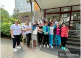 Opiekunowie i opiekunki pod siedzibą MCUS (Wrocław, 14.06.2022)