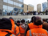 Strajkujący pracownicy rafinerii pod siedzibą firmy Total w Paryżu (9.02.2021)