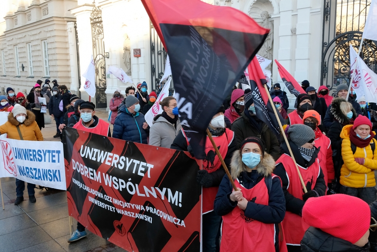 Pikieta przed bramą gł&oacute;wną Uniwersytetu Warszawskiego (Warszawa 20.12.2021)